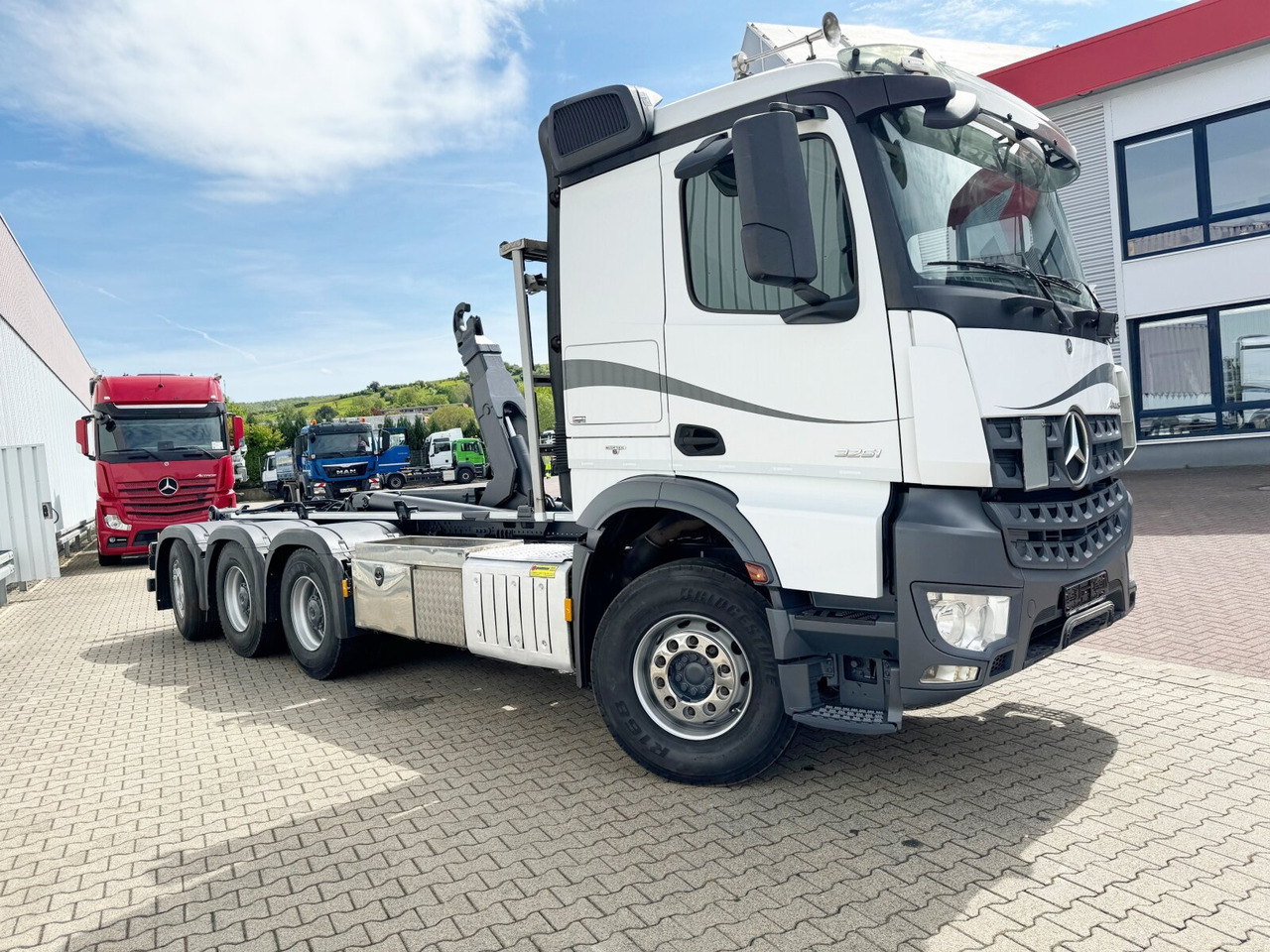 Крюковой мультилифт Mercedes-Benz Arocs 3251 L 8x4/4 Arocs 3251 L 8x4/4/39  Lenk-/Liftachse, Schub-/Knickhaken из Бельгии в лизинг на Truck1, ID: