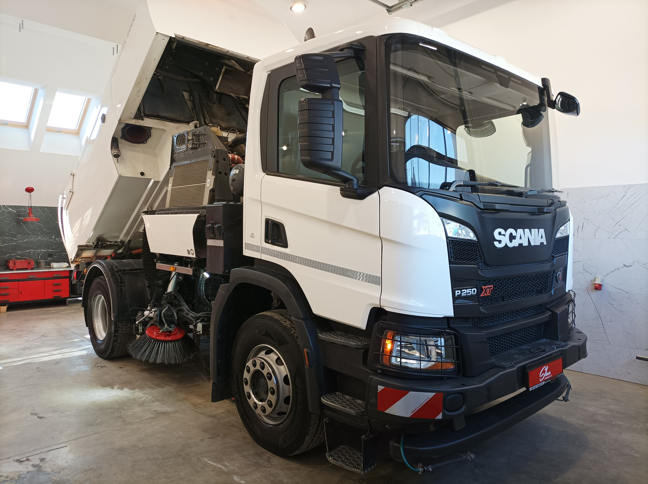 Подметально-уборочная машина SCANIA P250 XT Zamiatarka BUCHER L/R Karcher  PM2.5 2 Silniki Rura Do Liści из Польши в лизинг на Truck1, ID: