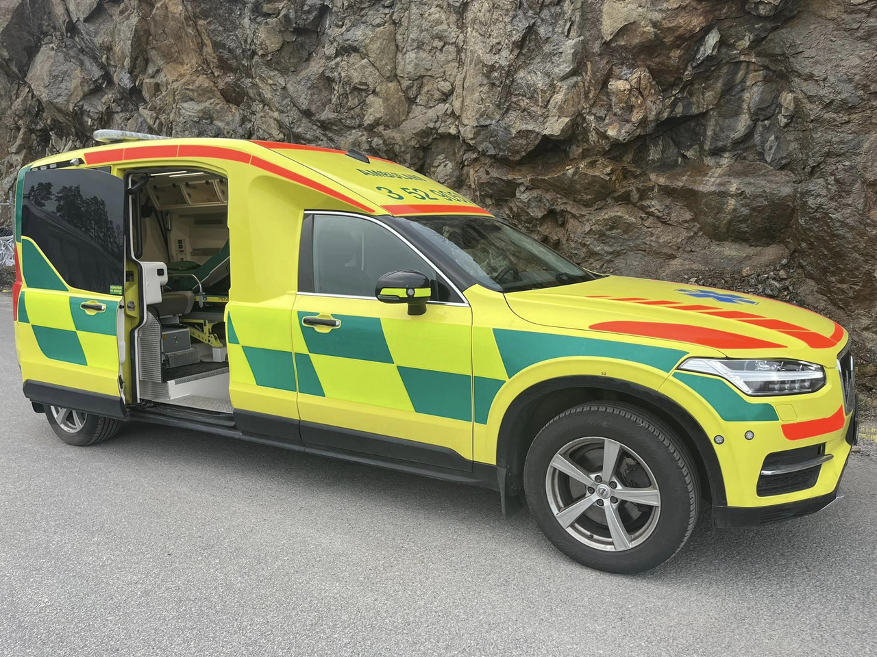 Машина скорой помощи VOLVO Nilsson XC90 D5 AWD 4x4 - AMBULANCE SOLD TO  BULGARIA из Швеции, купить подержанный Машина скорой помощи, Truck1 ID:  7856036