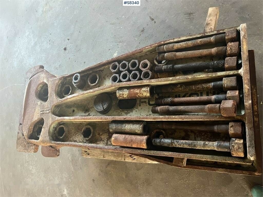 Bolts and nuts Furukawa 30G for Furukawa 30G hydraulic breaker - Гидромолот: фото 1 Bolts and nuts Furukawa 30G for Furukawa 30G hydraulic breaker - Гидромолот: фото 1