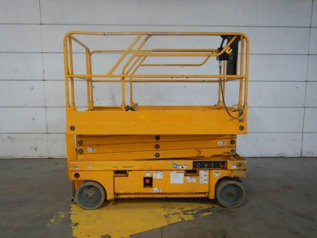 Haulotte Compact 10 - Ножничный подъемник: фото 1 Haulotte Compact 10 - Ножничный подъемник: фото 1