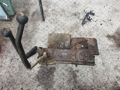Fiat 90-90, 100-90, 110-90 Transmission Control Cover 5129987, 5130986, 5132247 - Рычаг переключения передач для Тракторов: фото 1 Fiat 90-90, 100-90, 110-90 Transmission Control Cover 5129987, 5130986, 5132247 - Рычаг переключения передач для Тракторов: фото 1