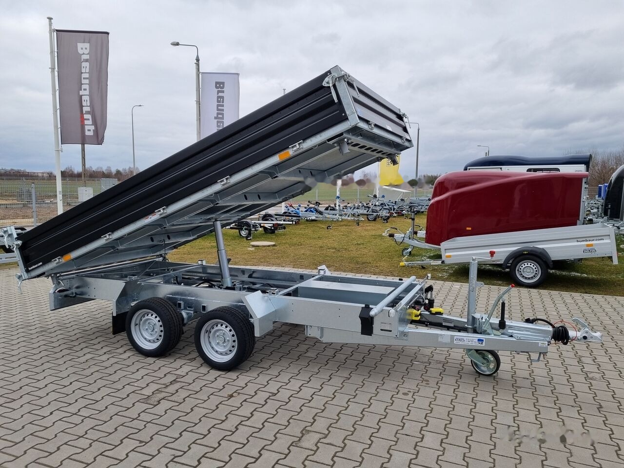 Humbaur HTK 3500.37 dumping trailer tipper black paint steel sides 3.5T - Самосвальный прицеп: фото 1 Humbaur HTK 3500.37 dumping trailer tipper black paint steel sides 3.5T - Самосвальный прицеп: фото 1