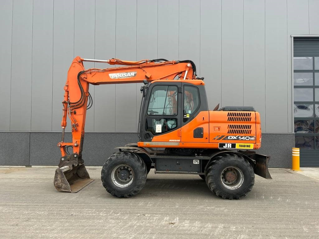 Doosan DX 140 W-3 - Колёсный экскаватор: фото 1 Doosan DX 140 W-3 - Колёсный экскаватор: фото 1