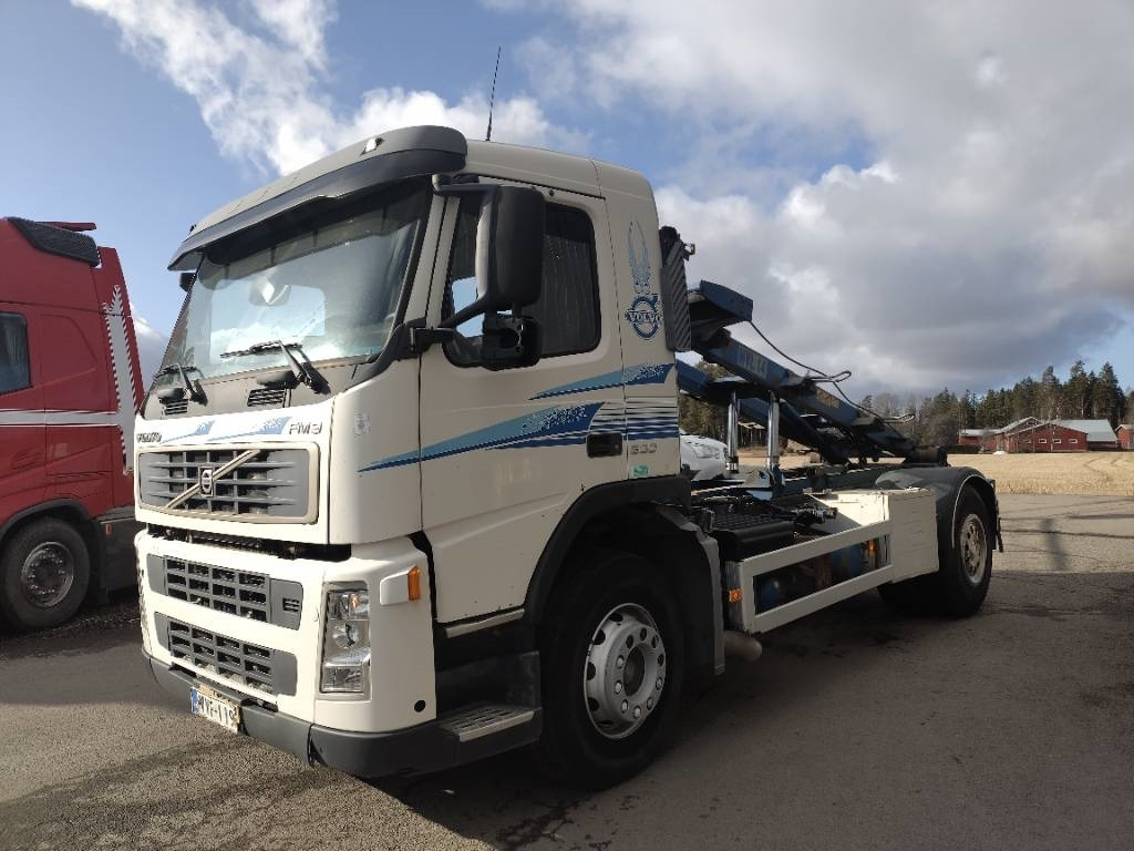 Volvo FM9 4x2 vaihtolavalaite - Портальный бункеровоз: фото 1 Volvo FM9 4x2 vaihtolavalaite - Портальный бункеровоз: фото 1