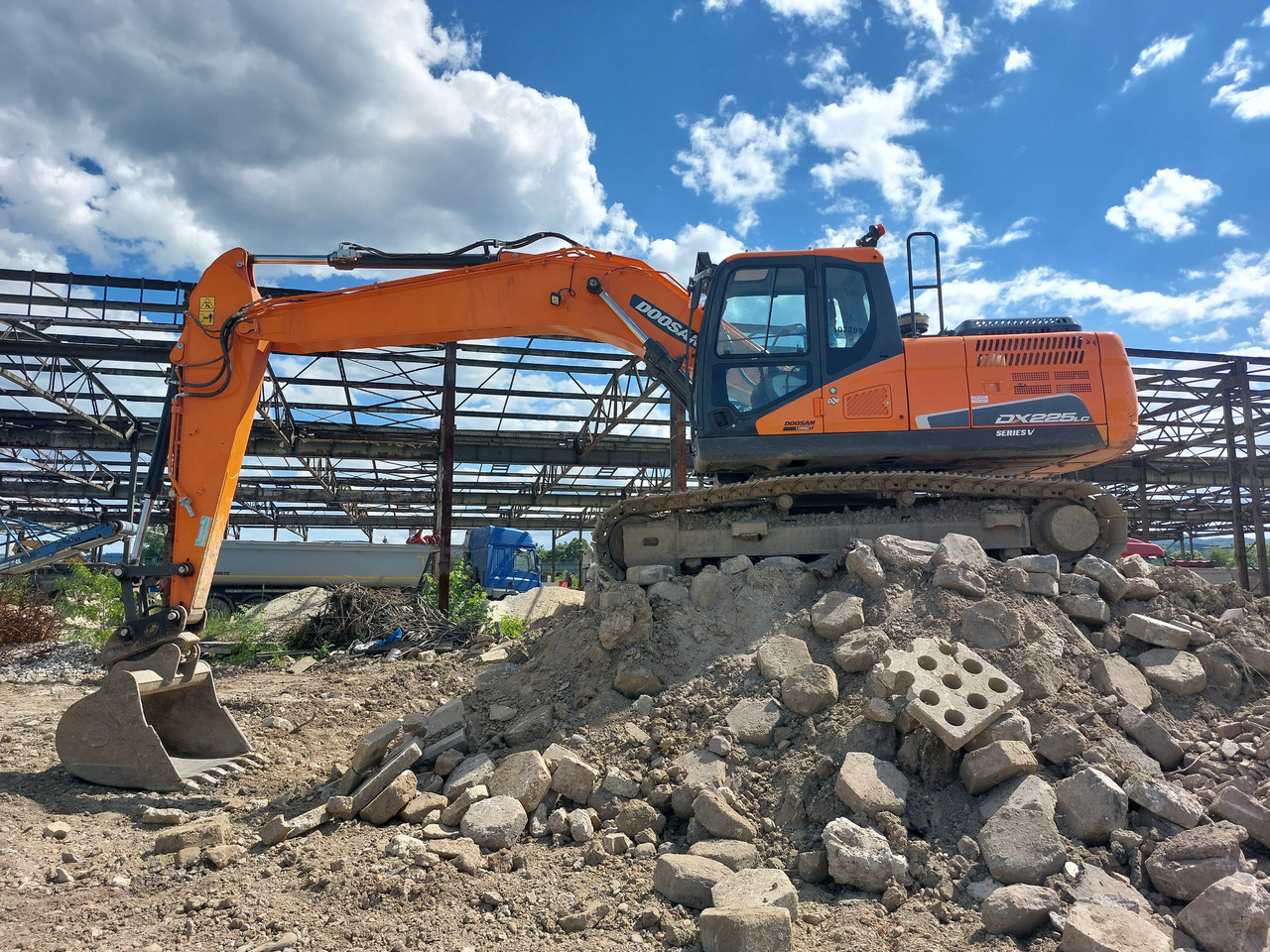 DOOSAN DX225LC-5 - Гусеничный экскаватор: фото 1 DOOSAN DX225LC-5 - Гусеничный экскаватор: фото 1