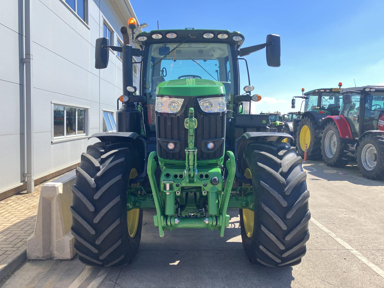 Новый Трактор John Deere 6215R: фото 7