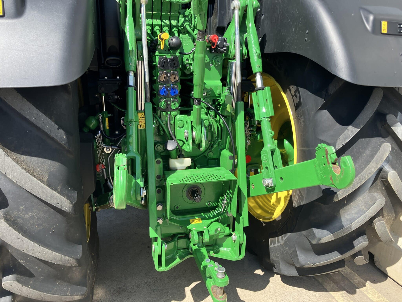 Новый Трактор John Deere 6215R: фото 15