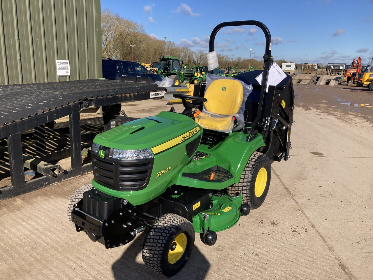 John Deere X950R ride on cut and collect mower - Газонокосилка: фото 1 John Deere X950R ride on cut and collect mower - Газонокосилка: фото 1