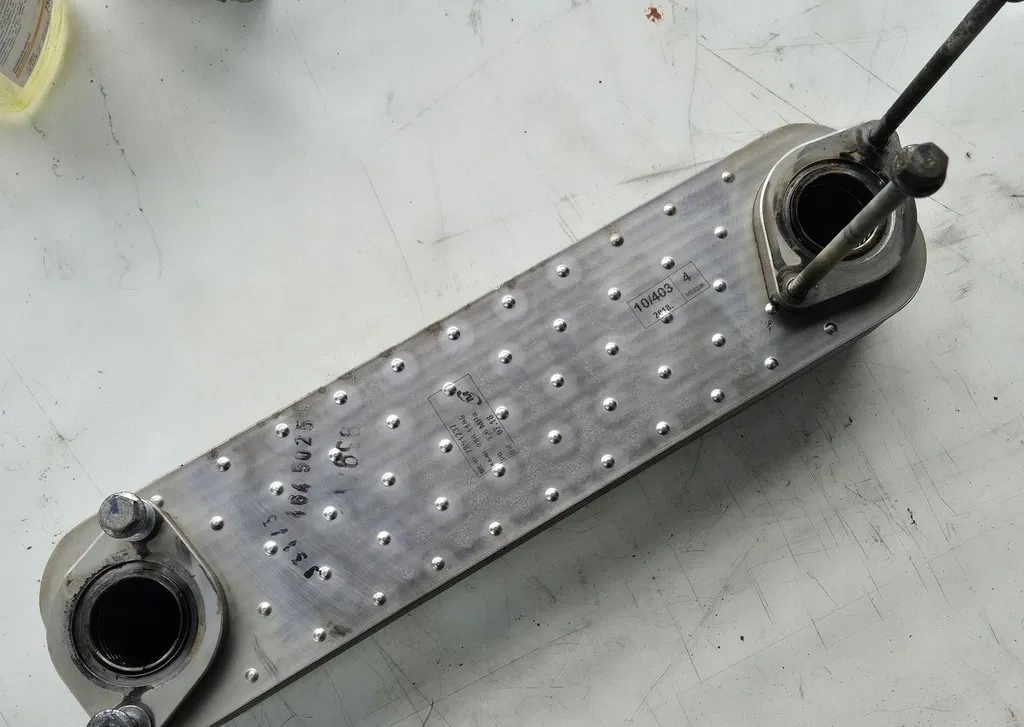 CHŁODNICZKA OLEJU OLEJOWA FORD F-MAX TRUCKS 500 7891237 080.1196 - Масляный радиатор: фото 1 CHŁODNICZKA OLEJU OLEJOWA FORD F-MAX TRUCKS 500 7891237 080.1196 - Масляный радиатор: фото 1