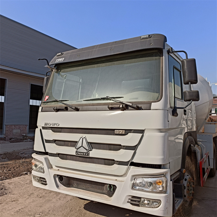 SINOTRUCK HOWO - Автобетоносмеситель: фото 1 SINOTRUCK HOWO - Автобетоносмеситель: фото 1