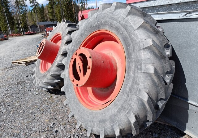 Taurus Paripyörät 18.4R38 todella hyväkuntoiset Fendt Farmer 312LSA sopivat - Колесо для Сельскохозяйственной техники: фото 1 Taurus Paripyörät 18.4R38 todella hyväkuntoiset Fendt Farmer 312LSA sopivat - Колесо для Сельскохозяйственной техники: фото 1
