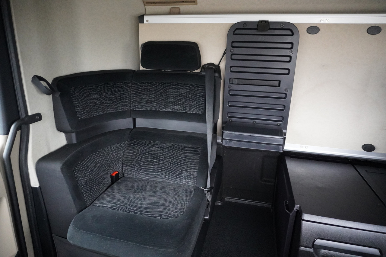 Тентованный грузовик MERCEDES-BENZ Actros 1840 E6 4×2 / Lounge chair / Krone curtainsider superstructure: фото 22