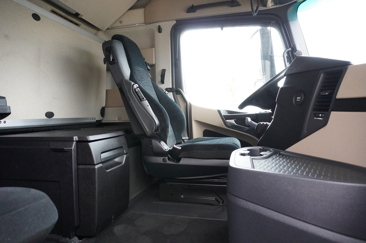 Тентованный грузовик MERCEDES-BENZ Actros 1840 E6 4×2 / Lounge chair / Krone curtainsider superstructure: фото 18