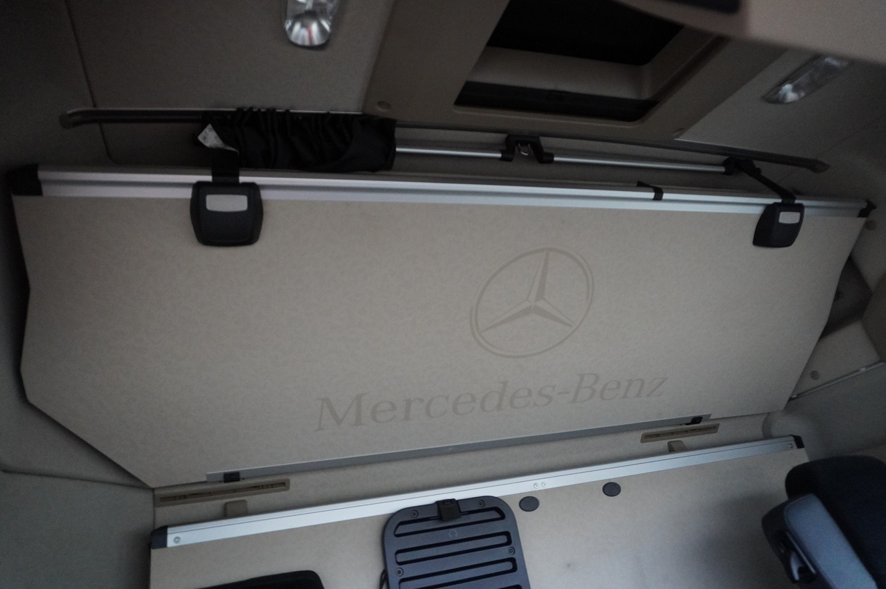 Тентованный грузовик MERCEDES-BENZ Actros 1840 E6 4×2 / Lounge chair / Krone curtainsider superstructure: фото 21