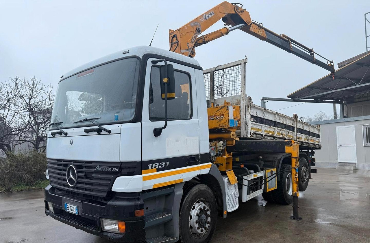 Mercedes Actros 18 31 con la gru - Самосвал, Автоманипулятор: фото 1 Mercedes Actros 18 31 con la gru - Самосвал, Автоманипулятор: фото 1