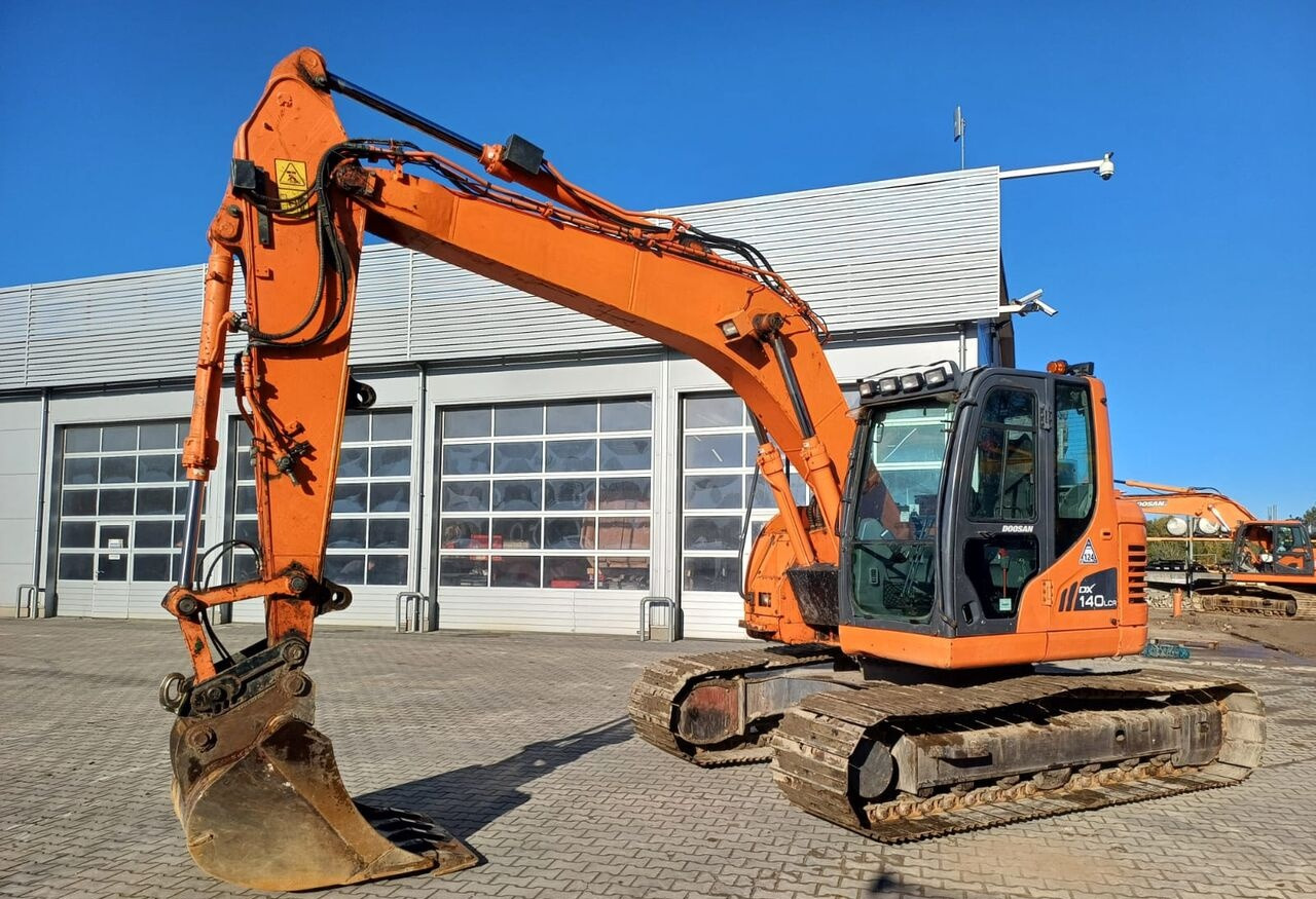 Doosan DX140LCR-3 - Гусеничный экскаватор: фото 1 Doosan DX140LCR-3 - Гусеничный экскаватор: фото 1