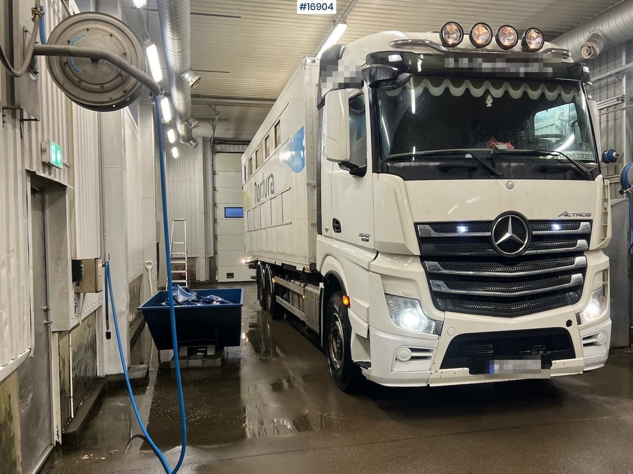 Mercedes Actros - Грузовик для перевозки животных: фото 1 Mercedes Actros - Грузовик для перевозки животных: фото 1