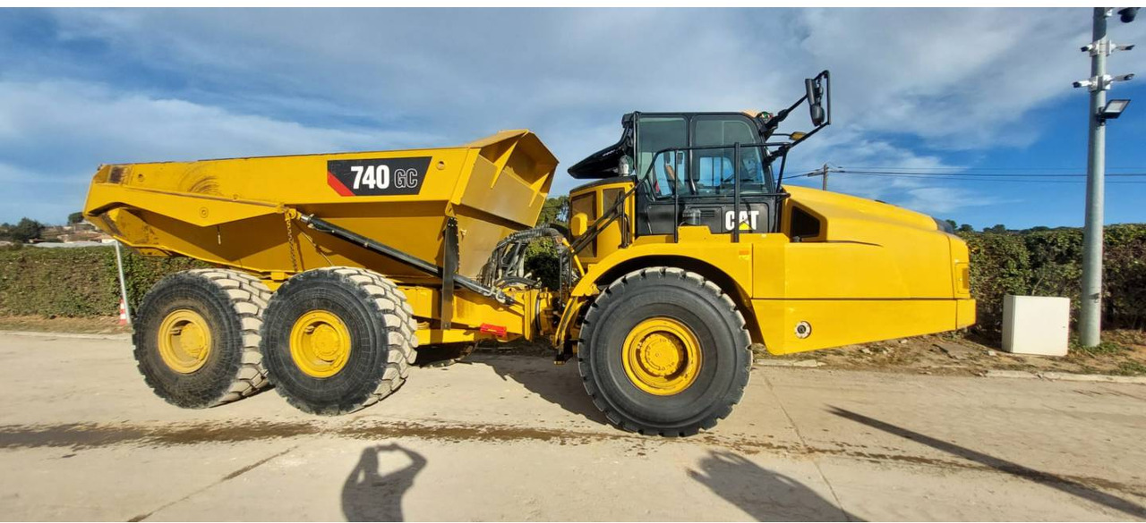 CAT 740GC - Сочленённый самосвал: фото 1 CAT 740GC - Сочленённый самосвал: фото 1