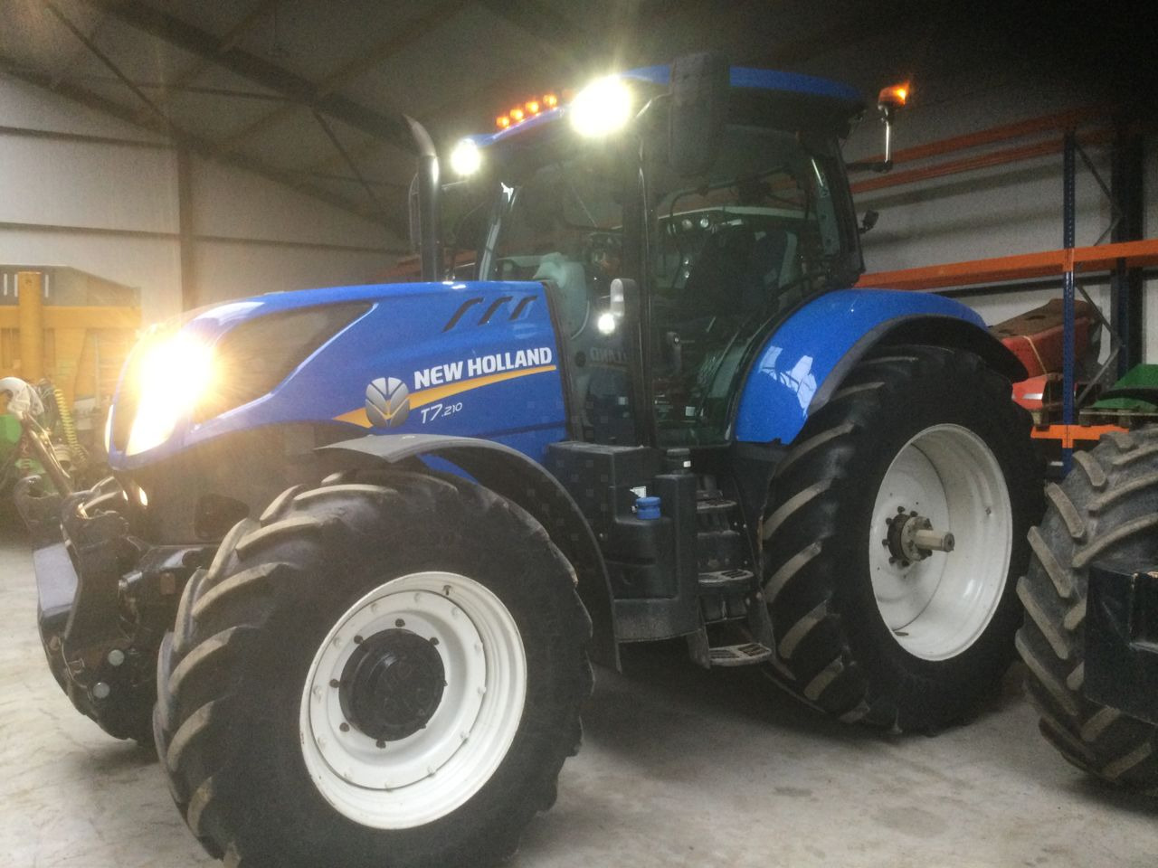 New Holland T7.210 - Трактор: фото 1 New Holland T7.210 - Трактор: фото 1
